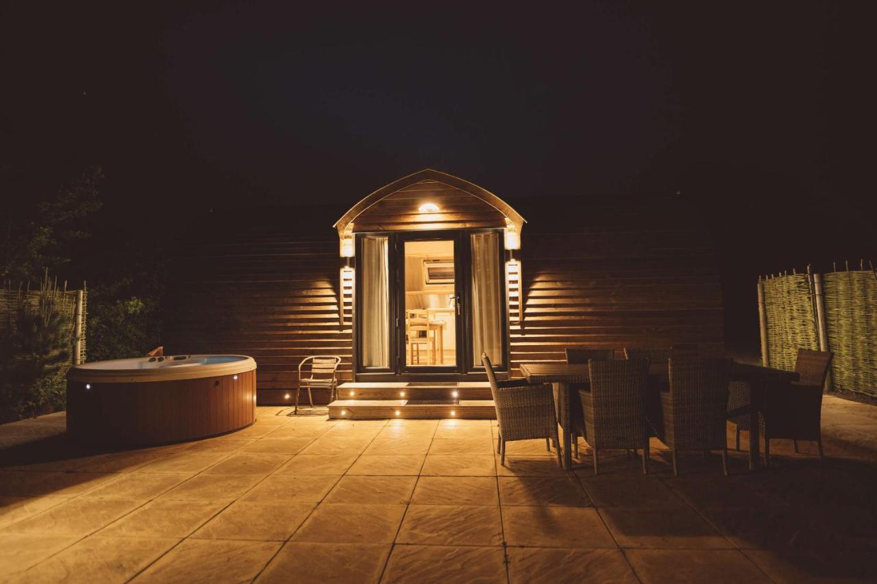 Large Cabin with Hot Tub