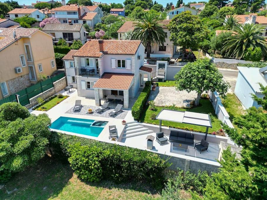 House Breeze - Premantura, 4 bedroom house with pool, jacuzzi, sauna and gaming room - B&B Promontore