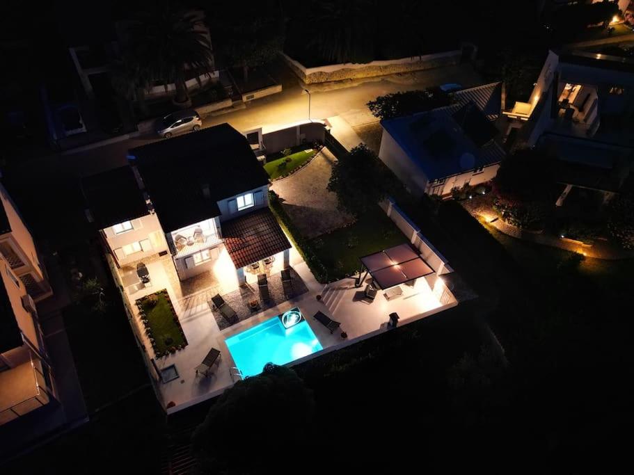 House Breeze - Premantura, 4 bedroom house with pool, jacuzzi, sauna and gaming room - Chambres d'hôtes Premantura