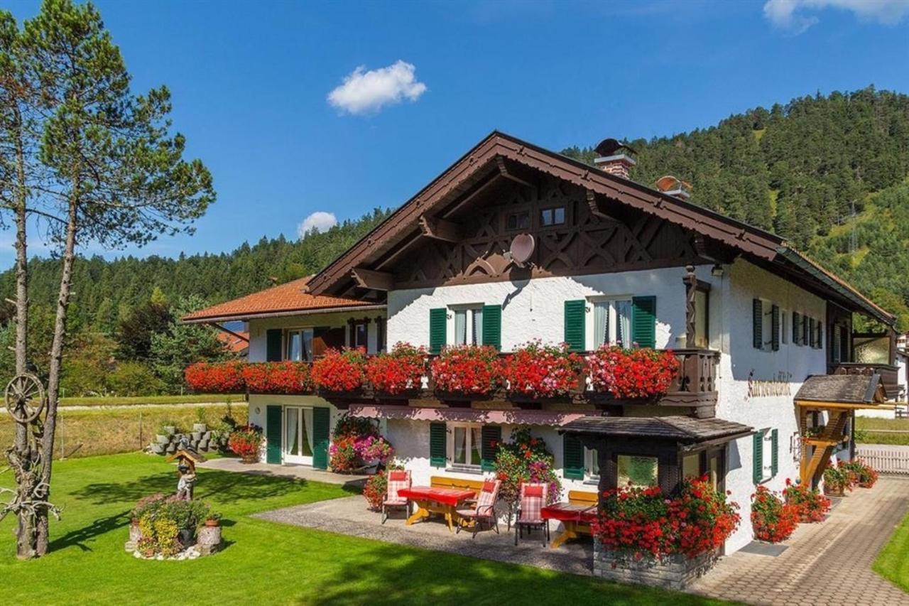 Gästehaus Karwendelblick - FerienwohnungParterre - Ferienwohnung