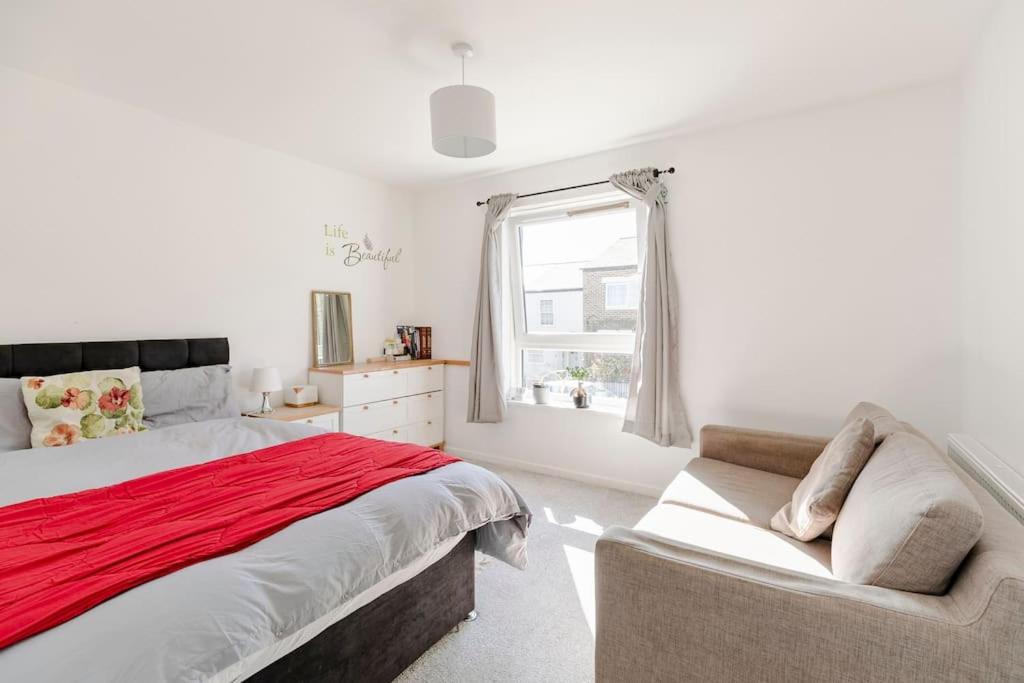 London Home with Beautiful View - B&B