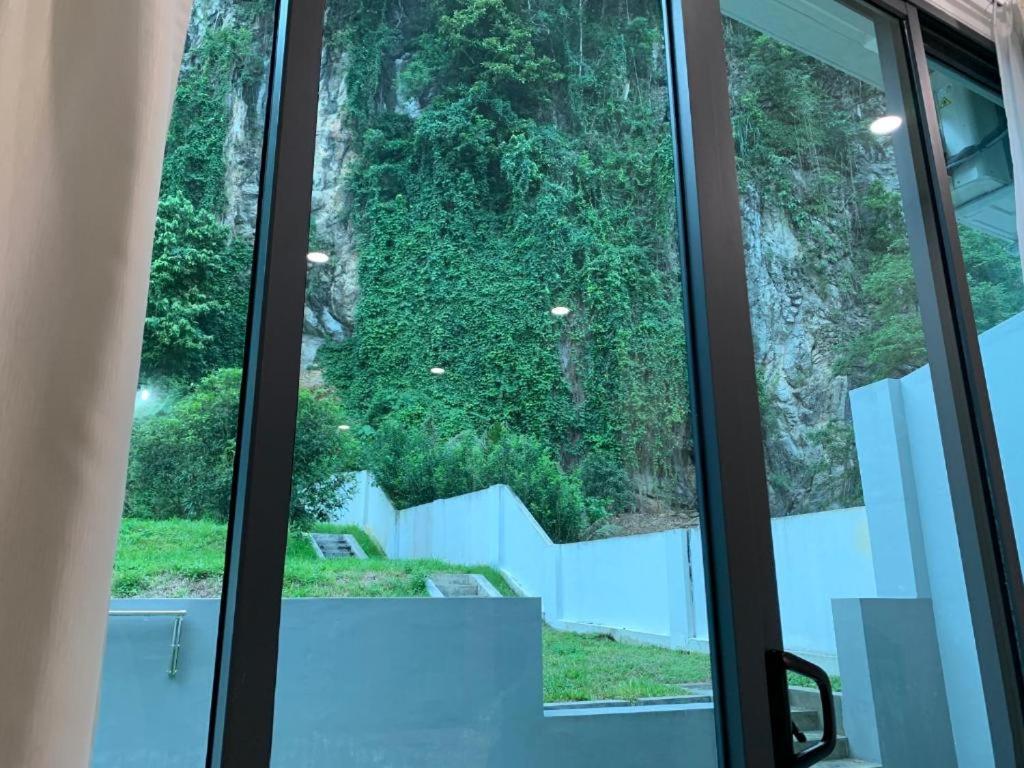 Hillside House, Ipoh Garden, 9 pax, Hillview - B&B Ipoh