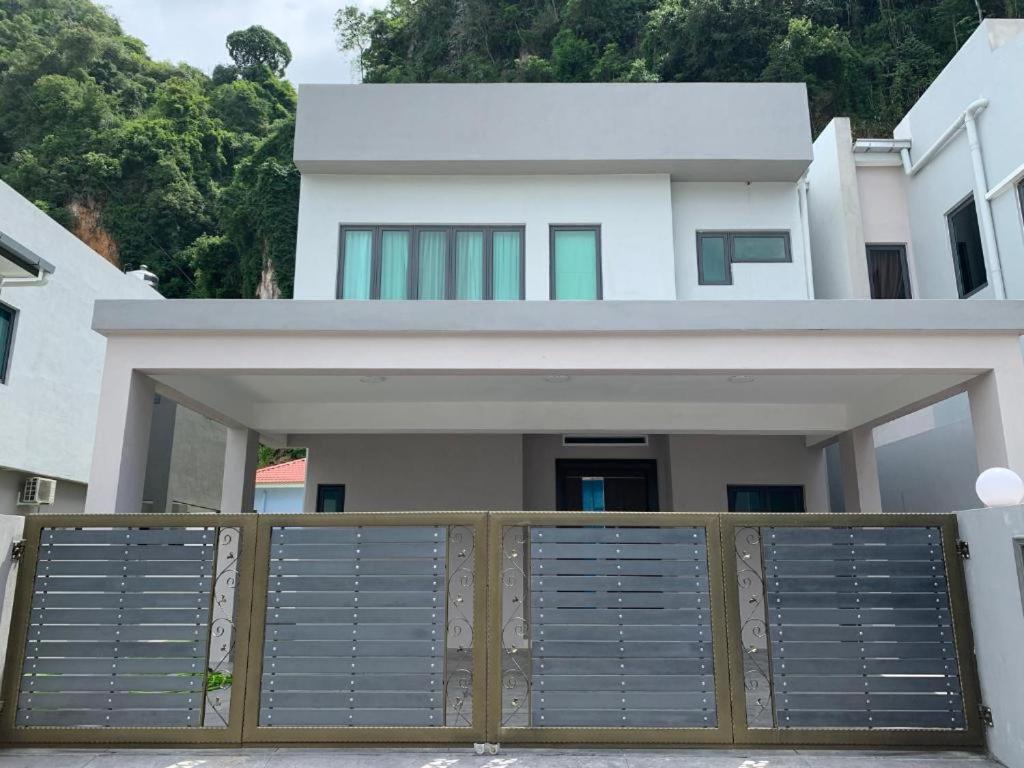 靠山屋 HILLSIDE HOUSE Ipoh Garden, Max 9 pax, No events & parties, No pets, 2 parkings, Hillview - B&B