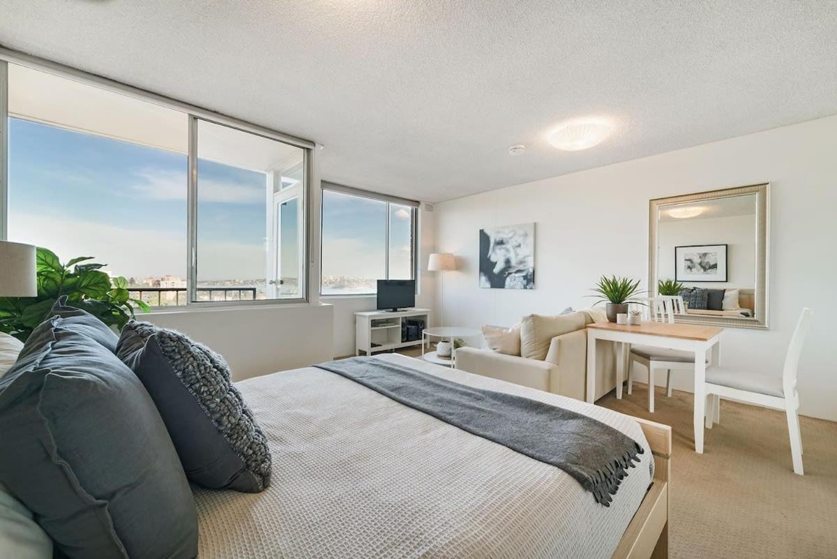 Bright and Sunny Studio Apartment - B&B