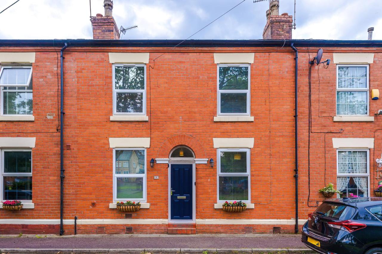 Modern 3-bed house in Manchester, ideal for long stays, FREE parking, city centre - sleeps upto 8 people - B&B
