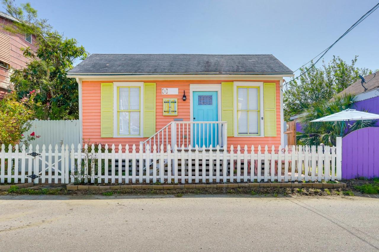 1 Mi to Beach Colorful Cottage in Galveston! - B&B