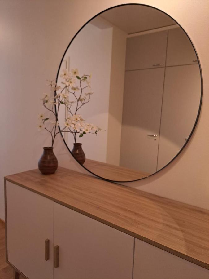 Bright apartment, airport 3km, private parking, sauna - B&B