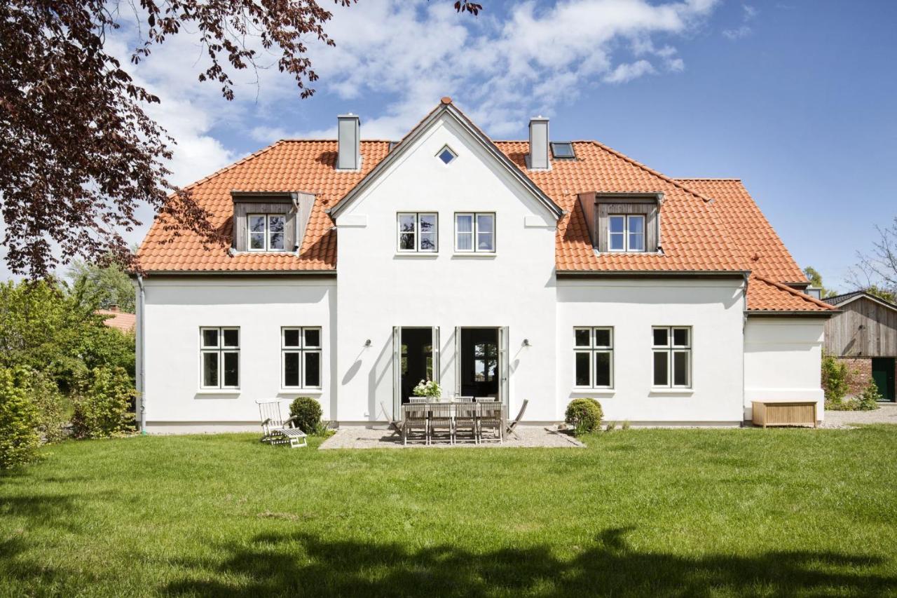 Großzügiges Landhaus in Ostseenähe mit großem Garten, Ofen und Sauna für 12 Personen - B&B