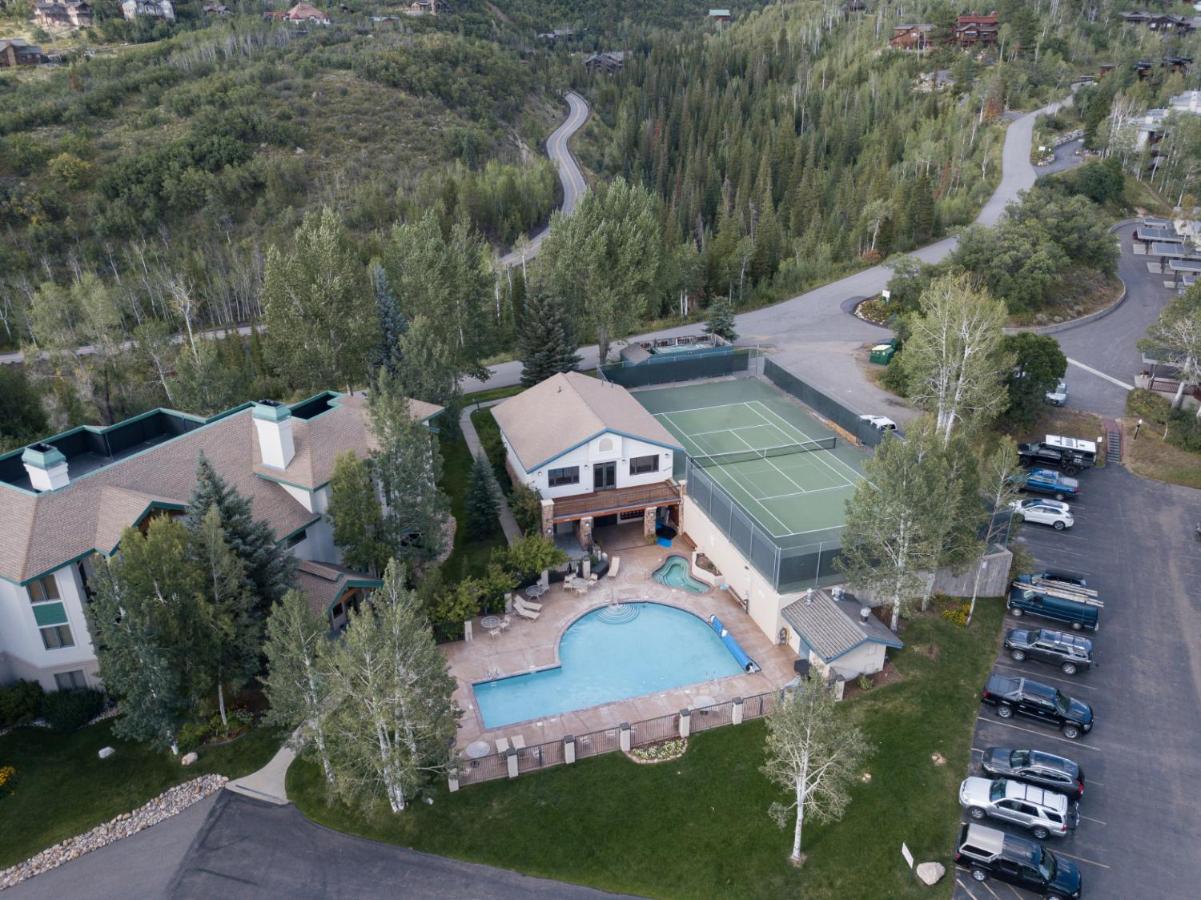 Outdoor pool and hot tub, Sauna On-Site, Ski In, Ski Out Storm Meadows - B&B Steamboat Springs