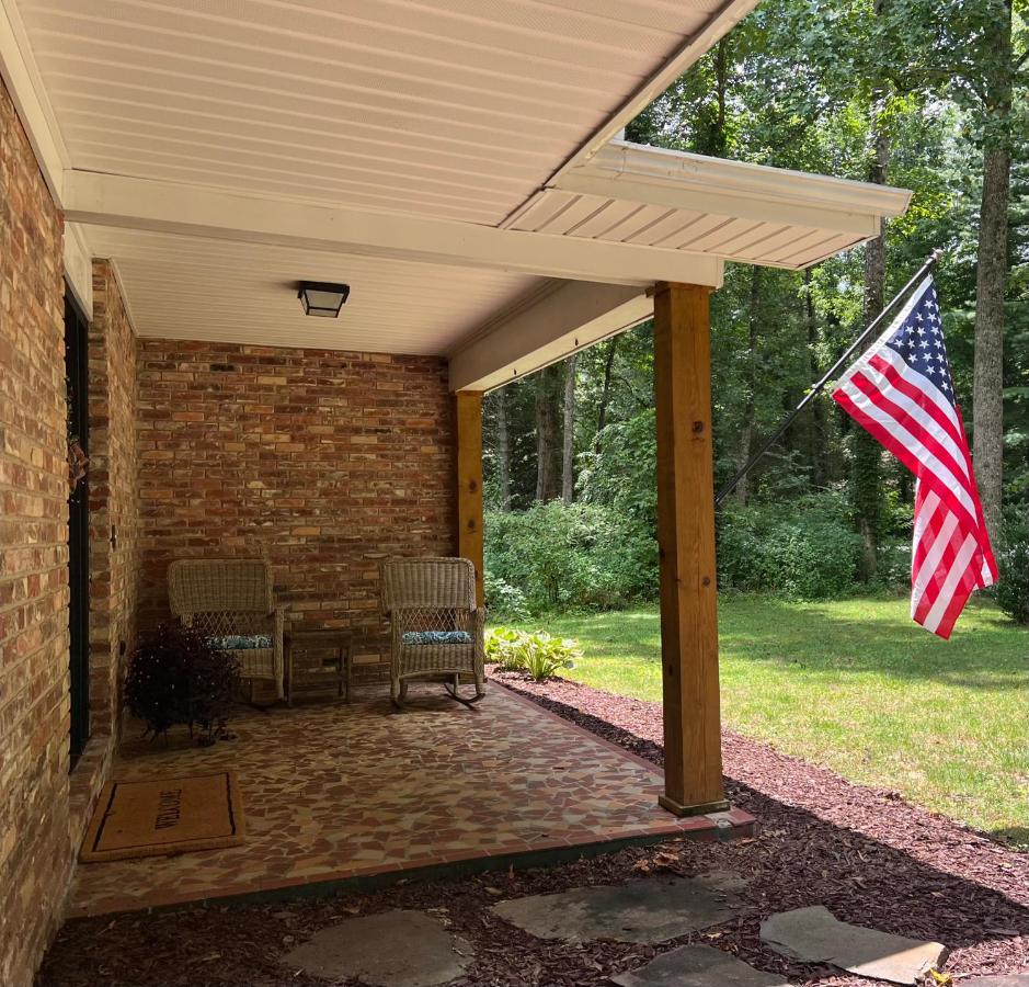 NC Mountain Fall Hiking Biking Waterfall Retreat Minutes to Brevard & Hendersonville - B&B