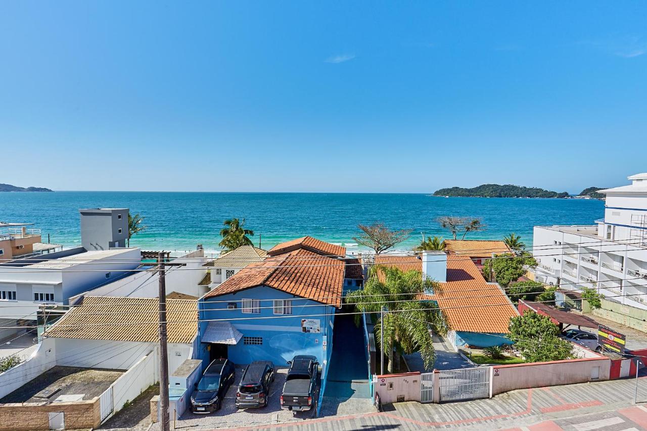 090 APTO CENTRO BOMBINHAS - SOBRE AVENIDA E VISTA PARA O MAR - B&B
