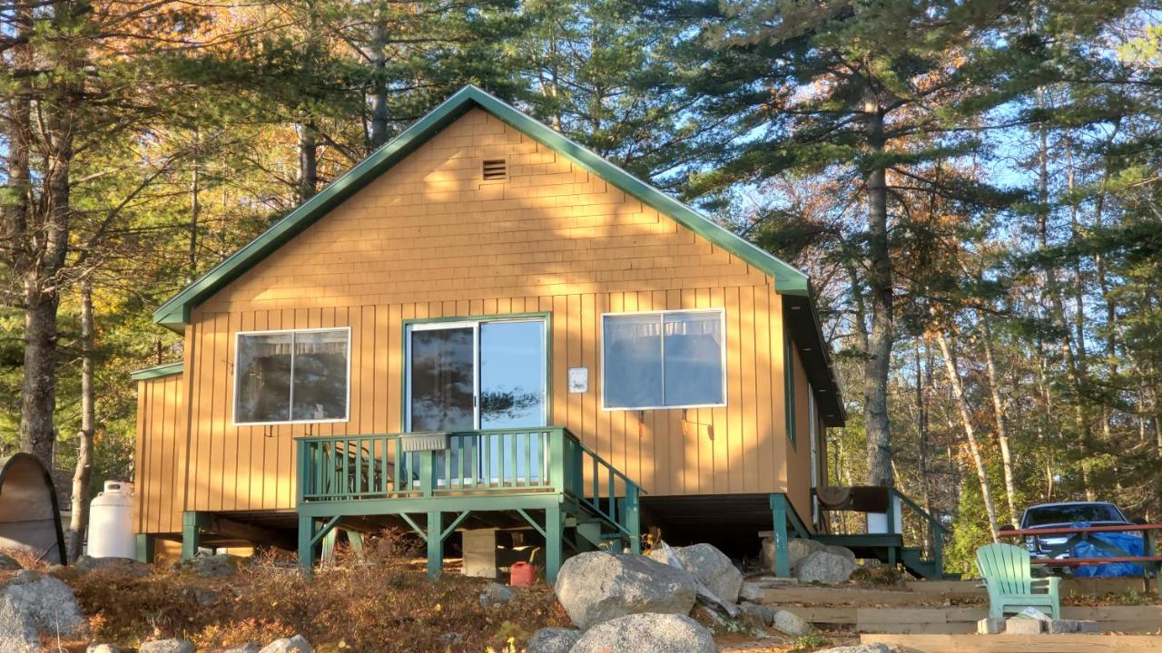 Beautiful lakefront cottage, Ambajejus Lake - B&B Millinocket