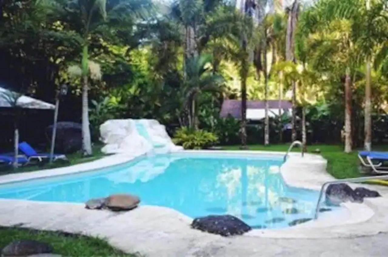 Villa Salvador - New Private Suite & Kitchen walk to Playa Chiquita - B&B