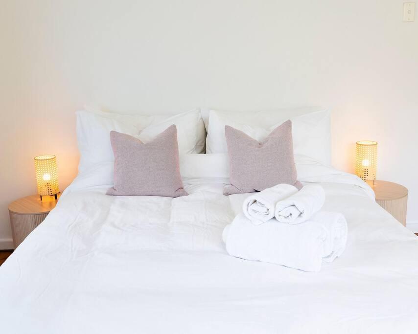 North Bondi 2BR Spacious & bright with ocean views Balcony - Chambres d'hôtes Sydney
