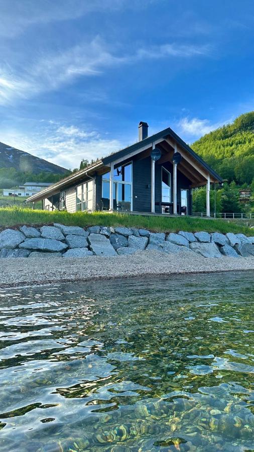 Holiday cabins with unmatched lake view in Jølster - B&B