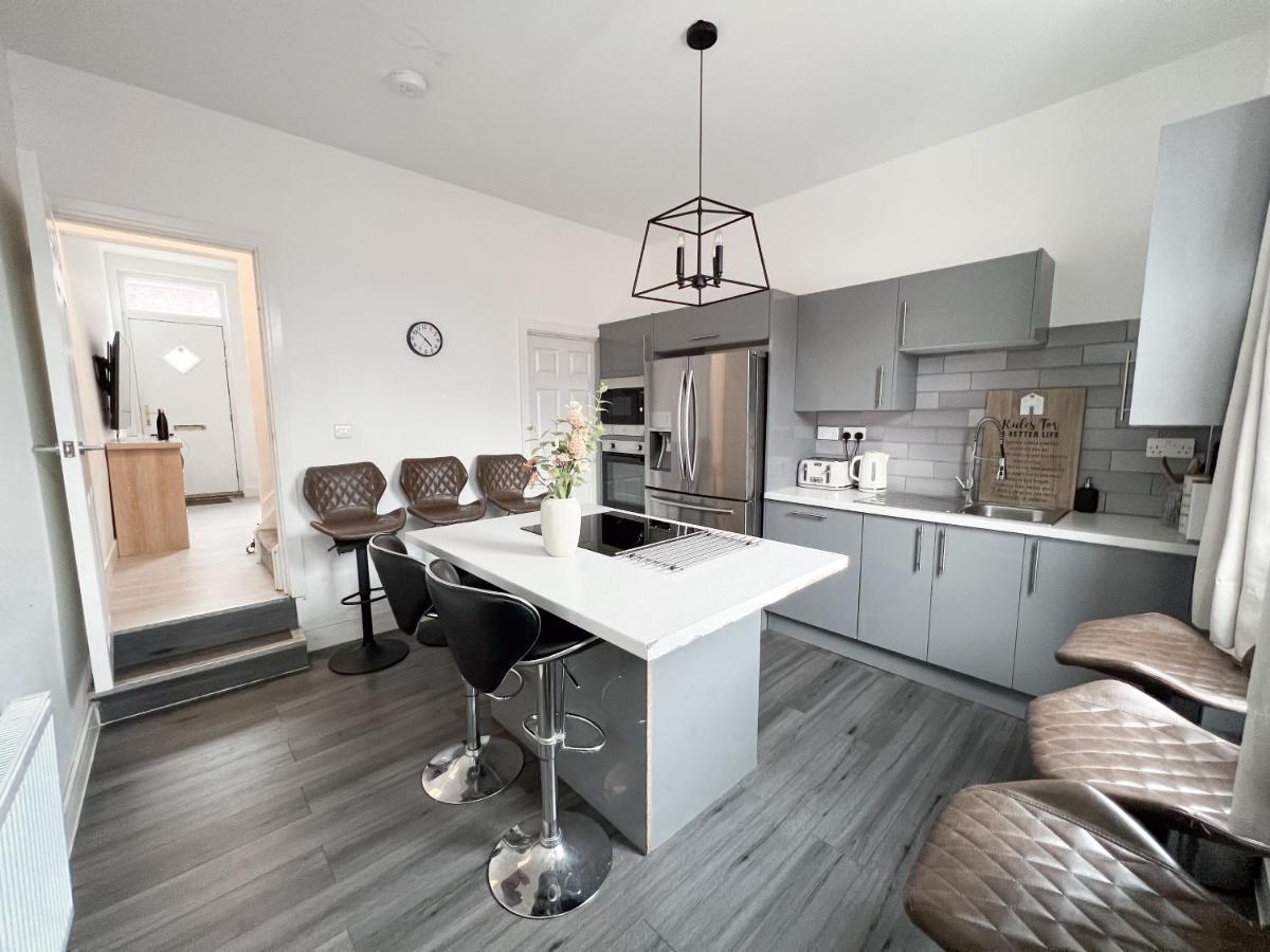 Modern 4 Bed En-suite House in Leeds - Free parking - B&B