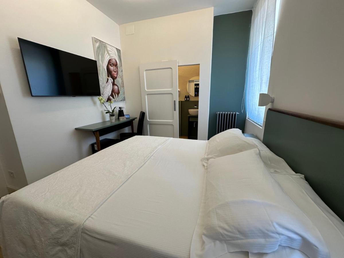 Habitación con cama grande y vistas al jardín