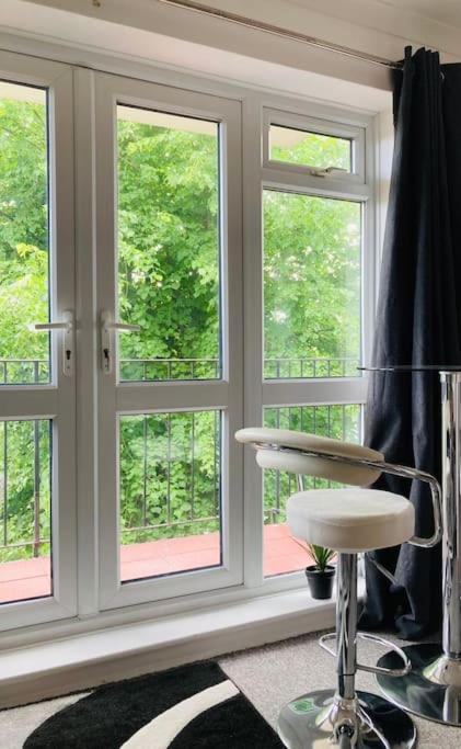 Lush Green View With Horizon Sea View & Balcony - B&B Eastbourne