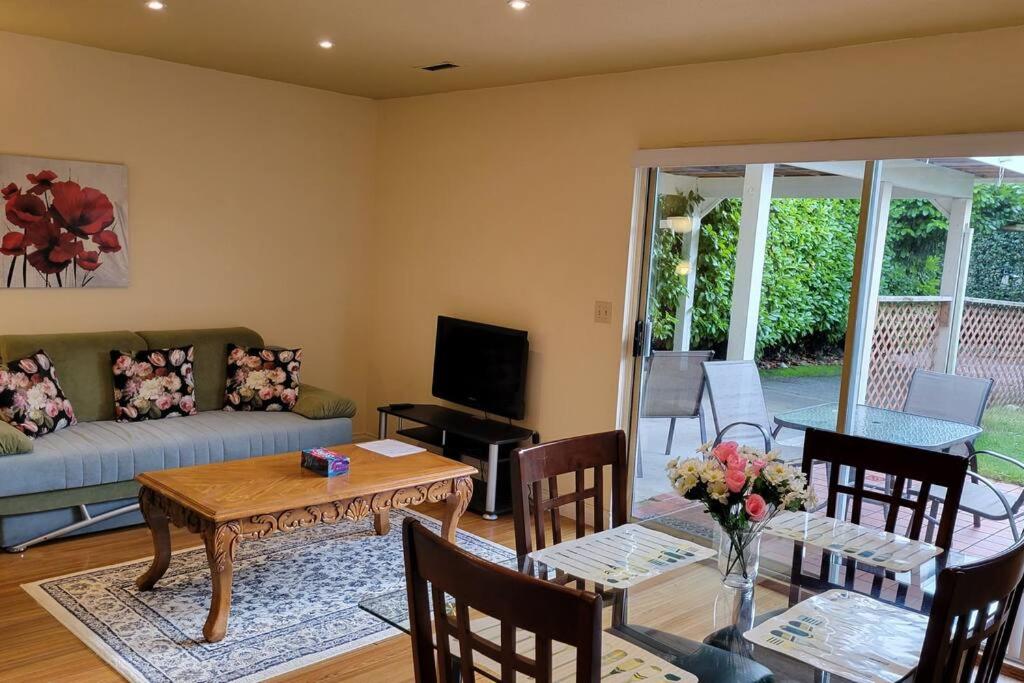 Bright 2 BR, Great Location - Chambres d’hôtes West Vancouver