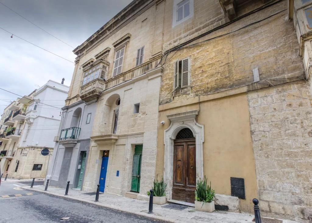 Floriana 5 minutes walk to the capital city - B&B