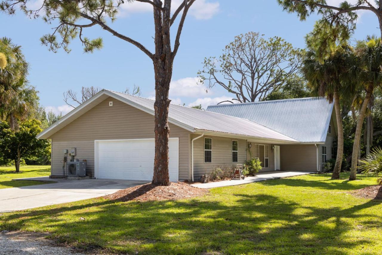 Gorgeous Ranch Style Pool Home on One Acre Lot - B&B Fort Myers