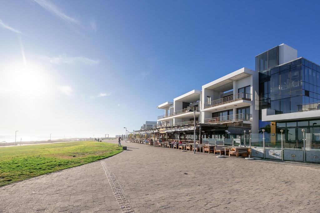 Modern Beachfront Studio- 133 Eden on the Bay - Bed and Breakfast Bloubergstrand