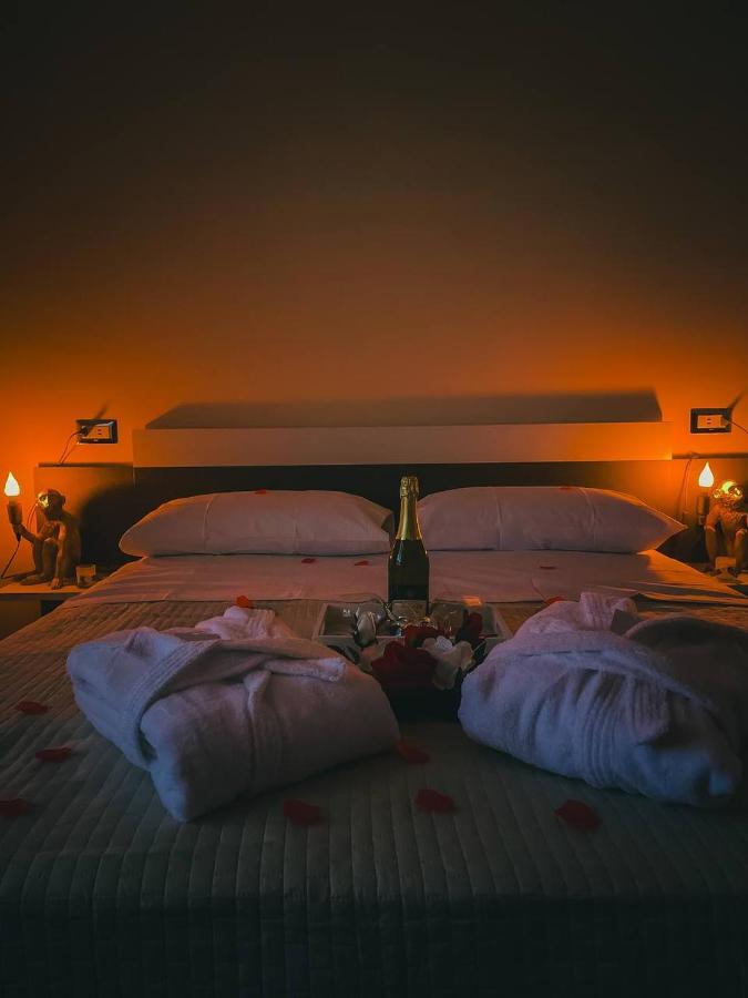 Habitación con cama grande y bañera de hidromasaje