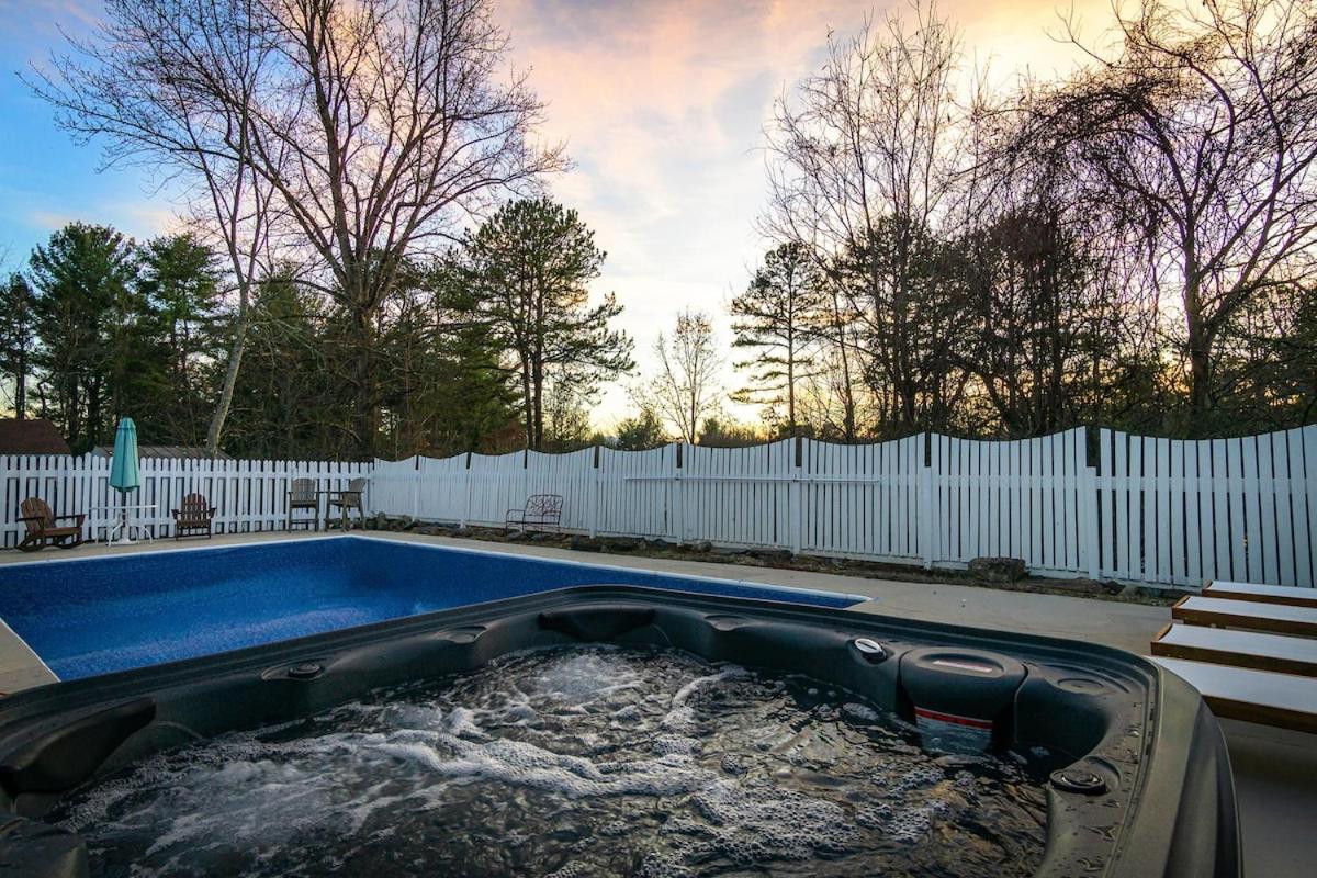 10 mins to DT Asheville Pool Hot Tub Game Room - B&B