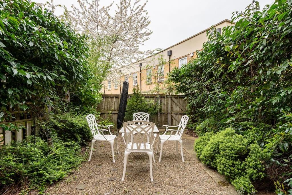 Spacious Stylish House,R/way Museum,Parking,Garden - Chambres d’hôtes