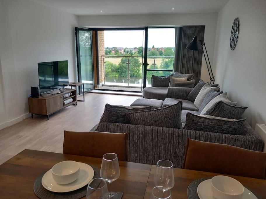Luxury Riverside Apartment Stunning views Free Parking - Ferienwohnung