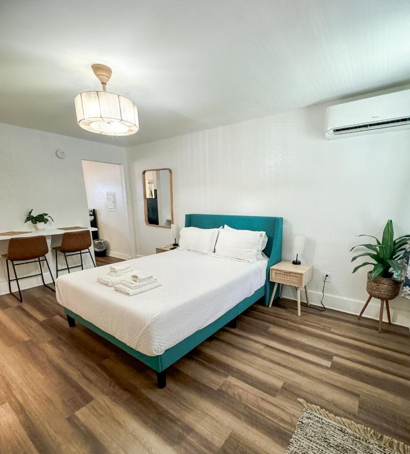 Stylish Studio Apartment in Downtown St Pete - Walk to Restaurants - Chambres d’hôtes