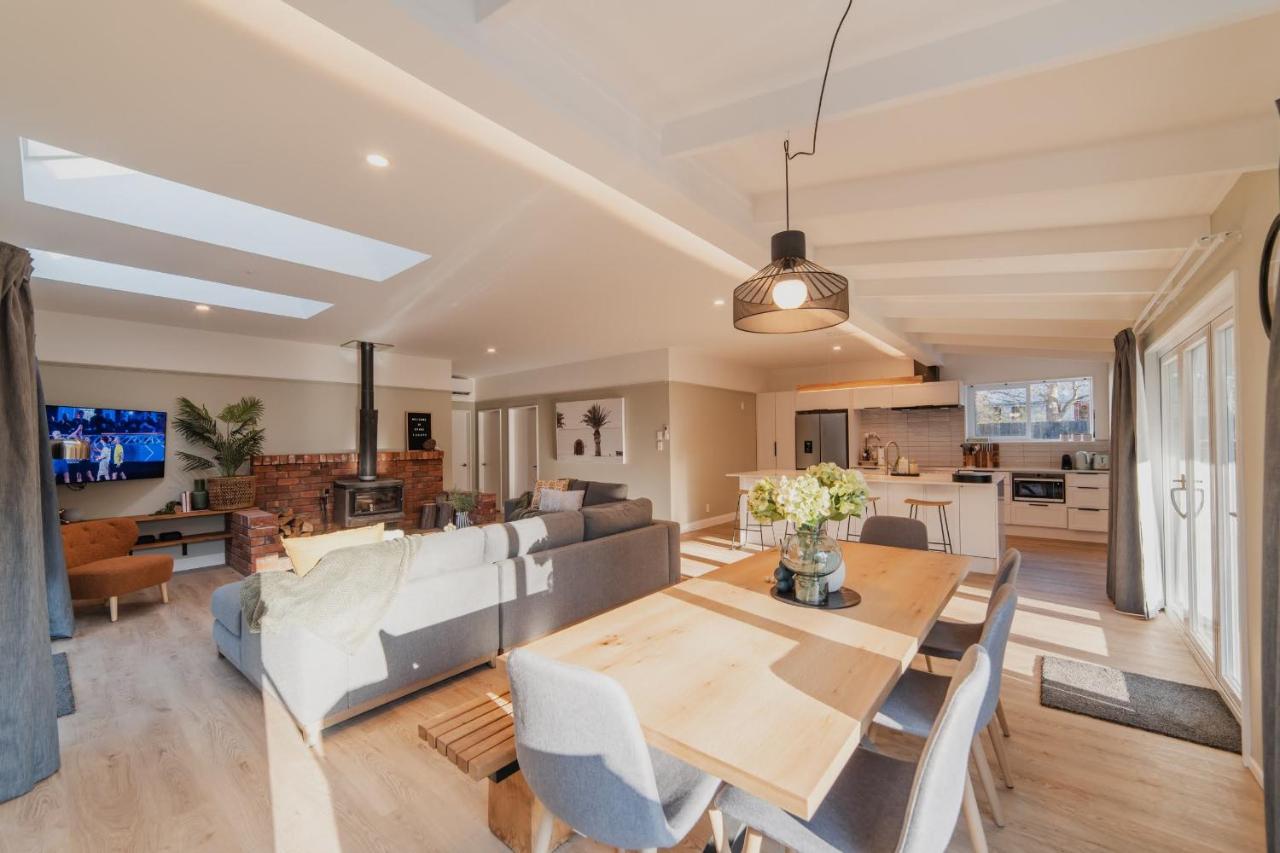 Galaxy 3BR Modern Home with Fireplace Outdoor Spa - Ferienwohnung