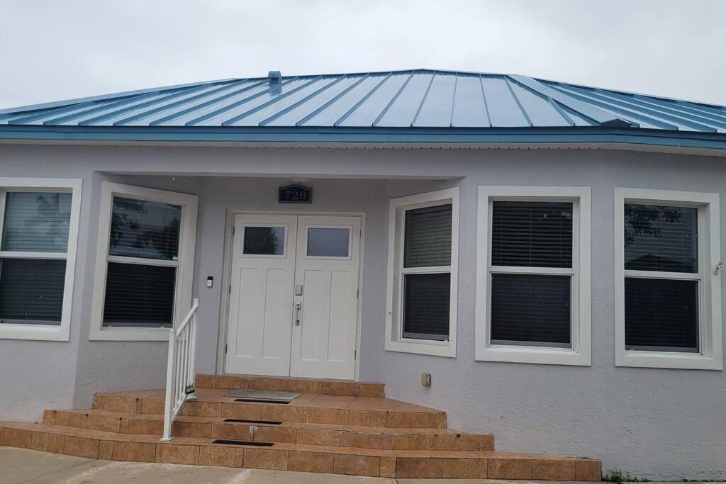 Stylish 2 bedroom home Steps from private beach - B&B Waveland