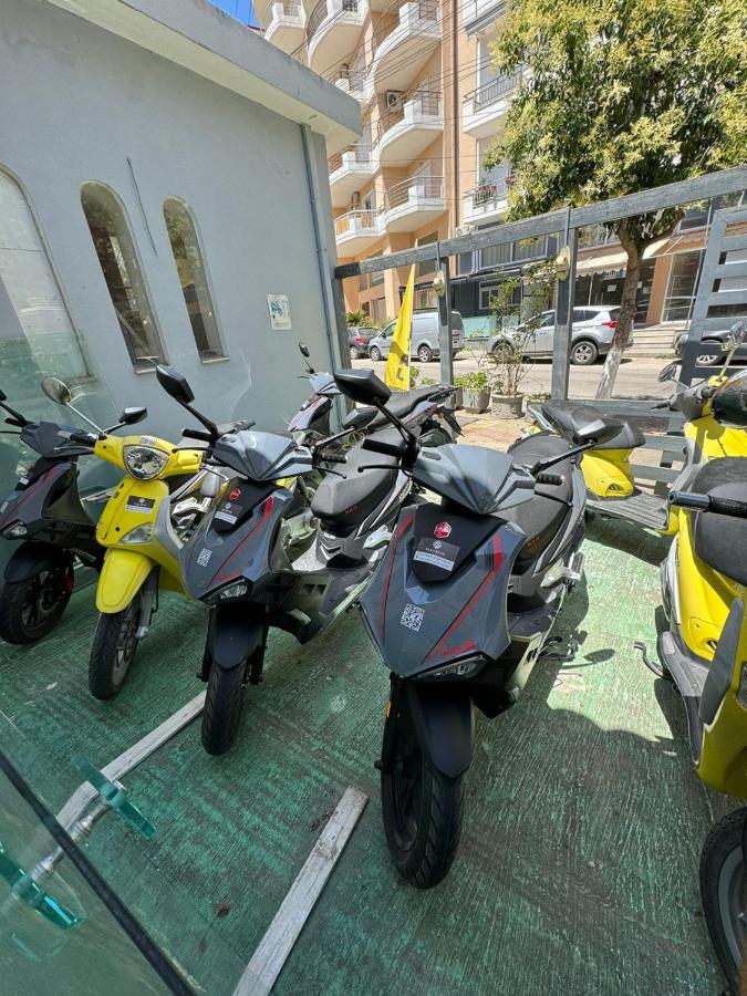 Estudio con vistas a la piscina