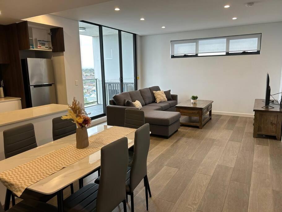 KozyGuru Campsie Brandnew 3 Room Home Parking - Chambres d’hôtes