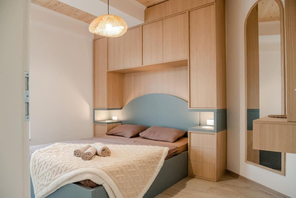 Central & Lakeside Japandi 1BR Apartment, Elevator - B&B