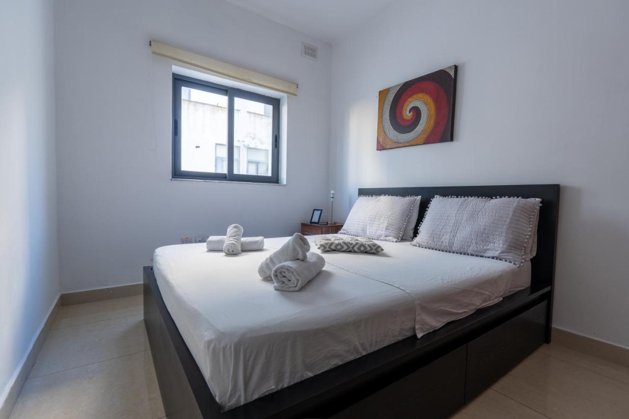 Brightest Room, Shared Bathroom Gzira - Ferienwohnung