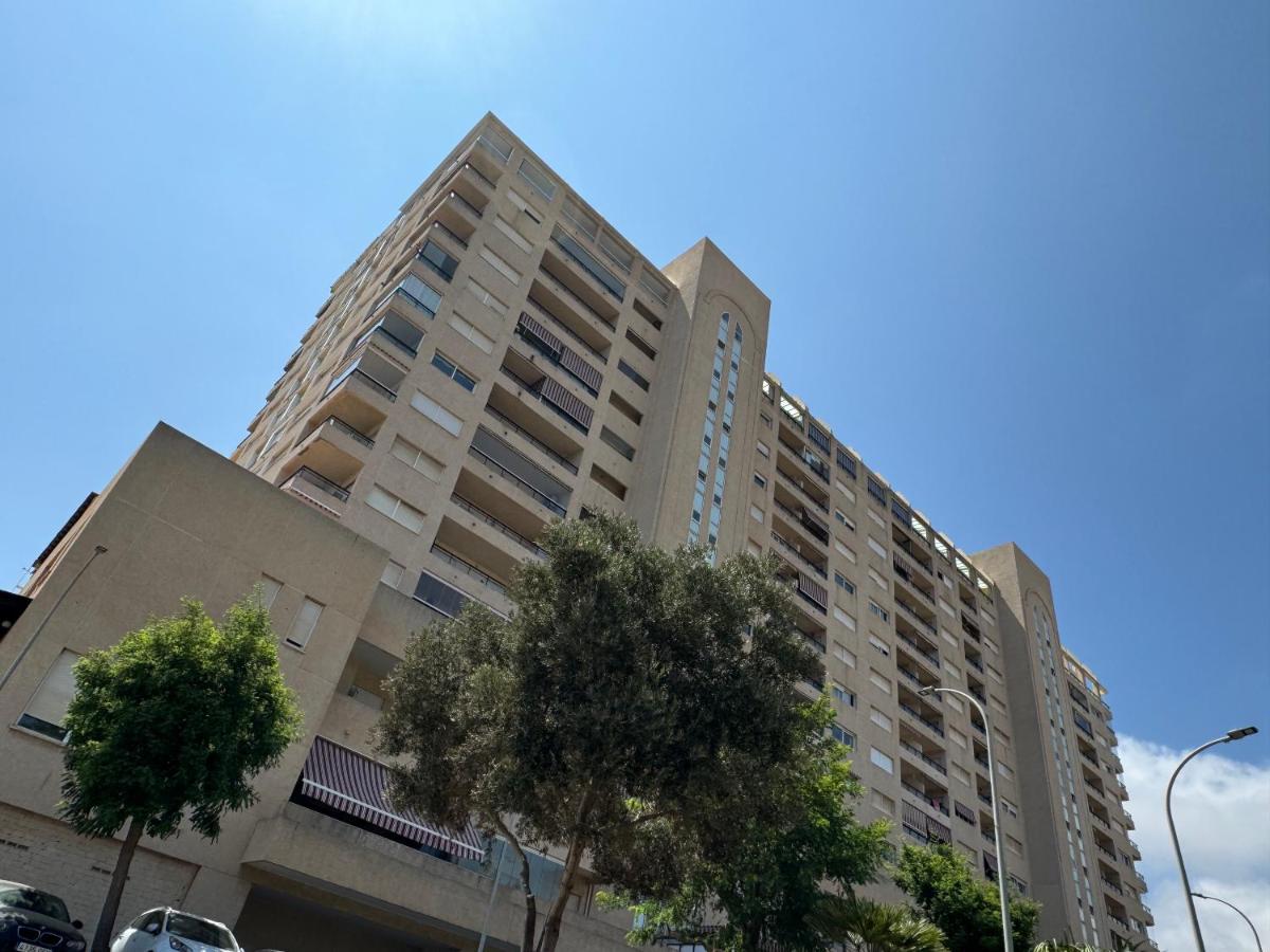 Apartamento con vistas al mar y piscina en Benalmadena - Bed and Breakfast Benalmádena