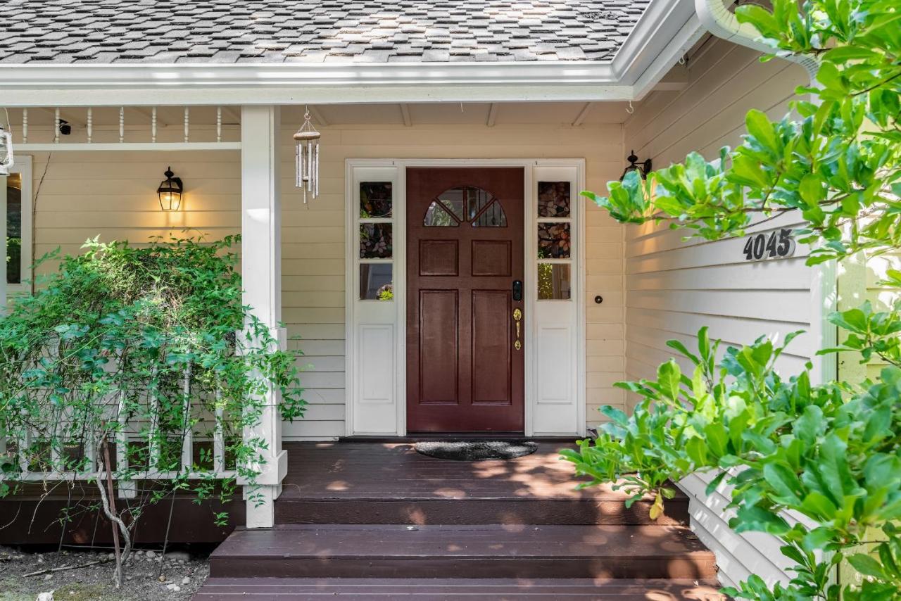 Spacious 3BR Redmond Home with Fireplace & BBQ - Chambres d’hôtes