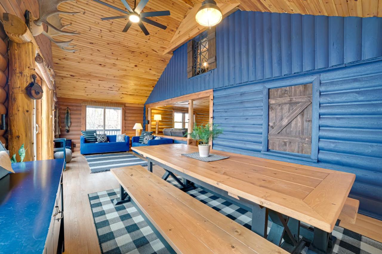 Diamond Lake Waterfront Cabin with Deck and Dock! - B&B Tustin