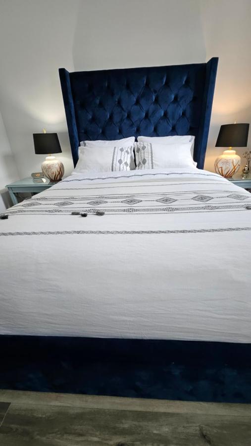 Habitación con cama extragrande.
