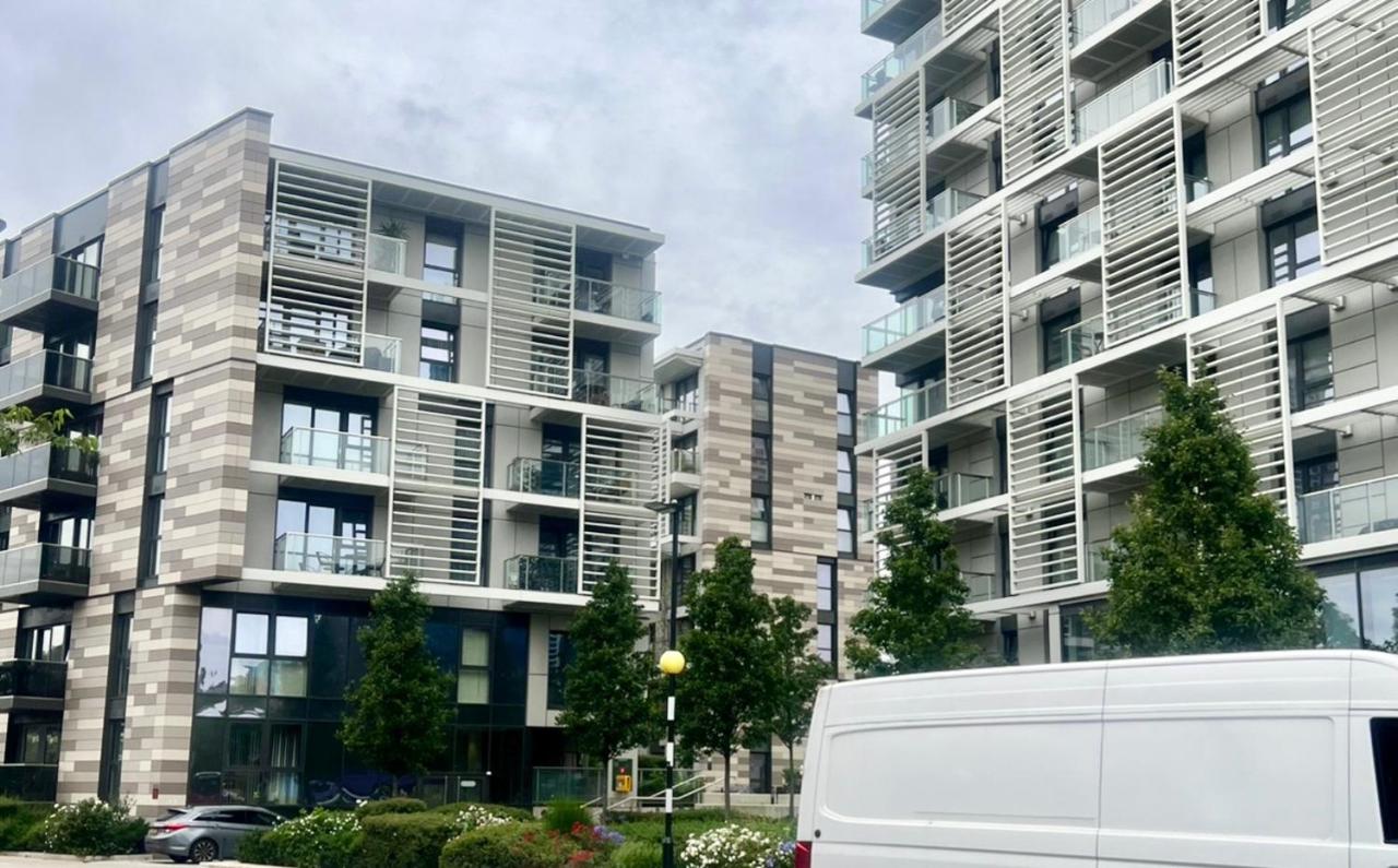 Spacious 2bed 2bath, 1 min walk to DLR, 4 mins to Canary Wharf - B&B