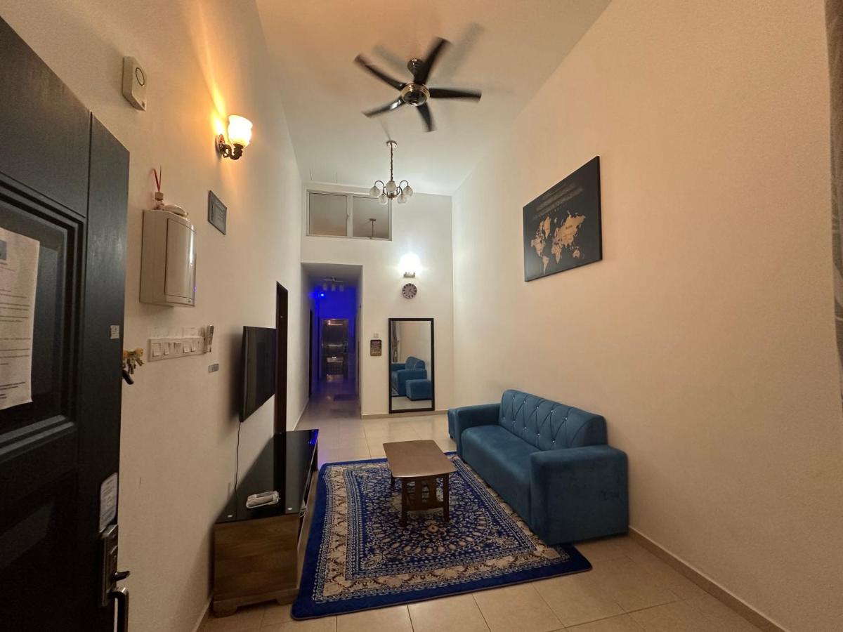 three bedroom tarraced house - RainaHomestay Pasir Gudang - B&B Pasir Gudang
