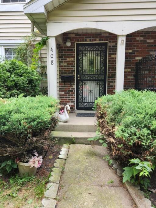 2 bedroom Home 6 mins to United Center with Parking - B&B