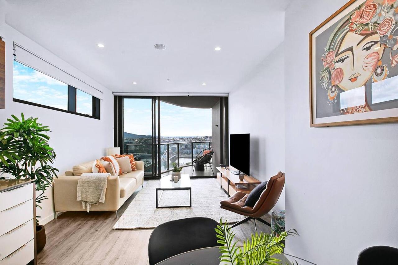 Above Brisbane King Suite with Rooftop Pool Deck - B&B