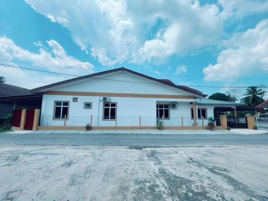 FZ's Paduka Homestay Kubang Kerian - B&B