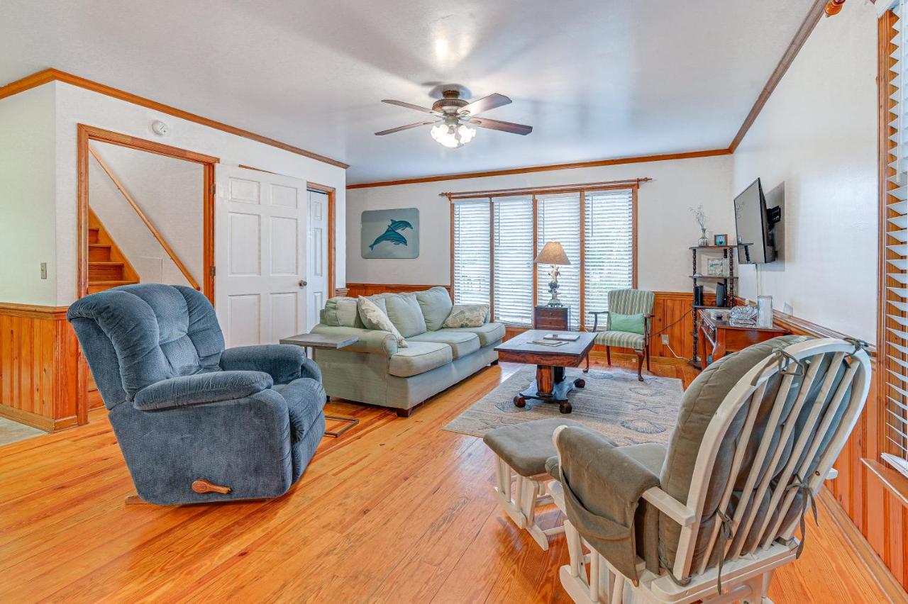 Murrells Inlet Home with Deck about 4 Mi to Marsh Walk! - B&B Myrtle Beach