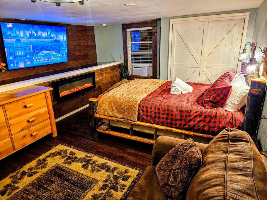 Private Cabin- Breakfast - Double Tub - 75in TV - SUP - Washer Dryer - BBQ - B&B