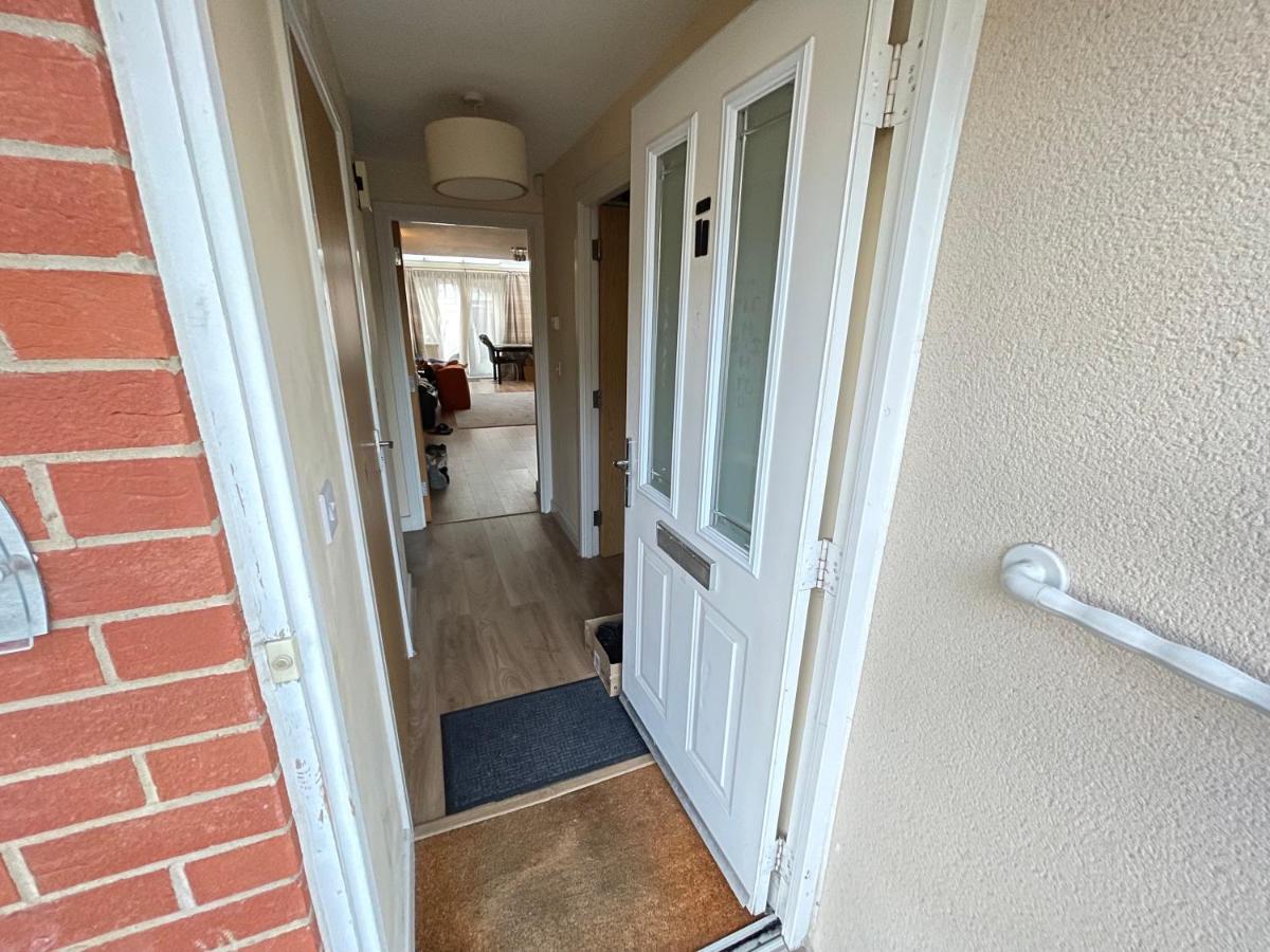 Solus Stay by Windsor, Heathrow, and Pinewood Studio - Comfy Bedroom with Ensuite Bathroom, WiFi, Parking - B&B