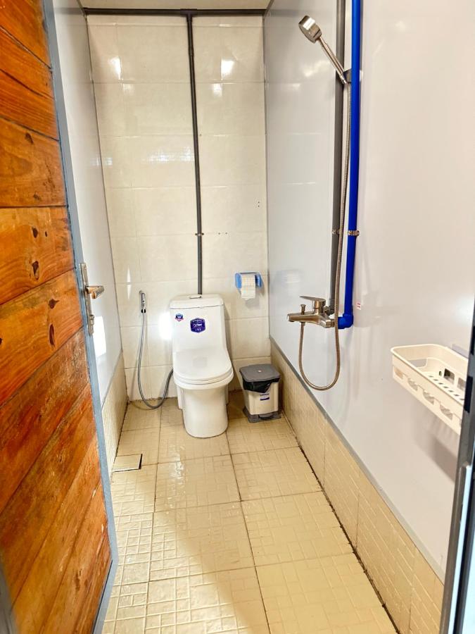 Standaard Tweepersoonskamer met 2 Aparte Bedden - Gedeelde Badkamer